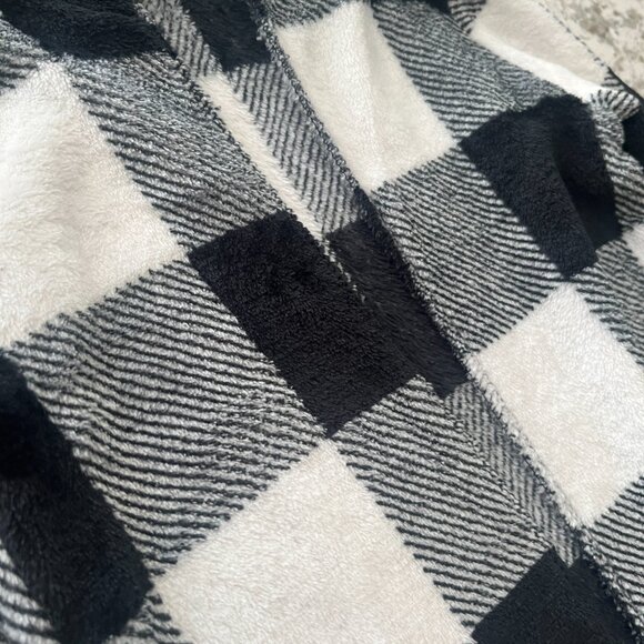 Zulily black and white plaid shacket - Picture 2 of 7